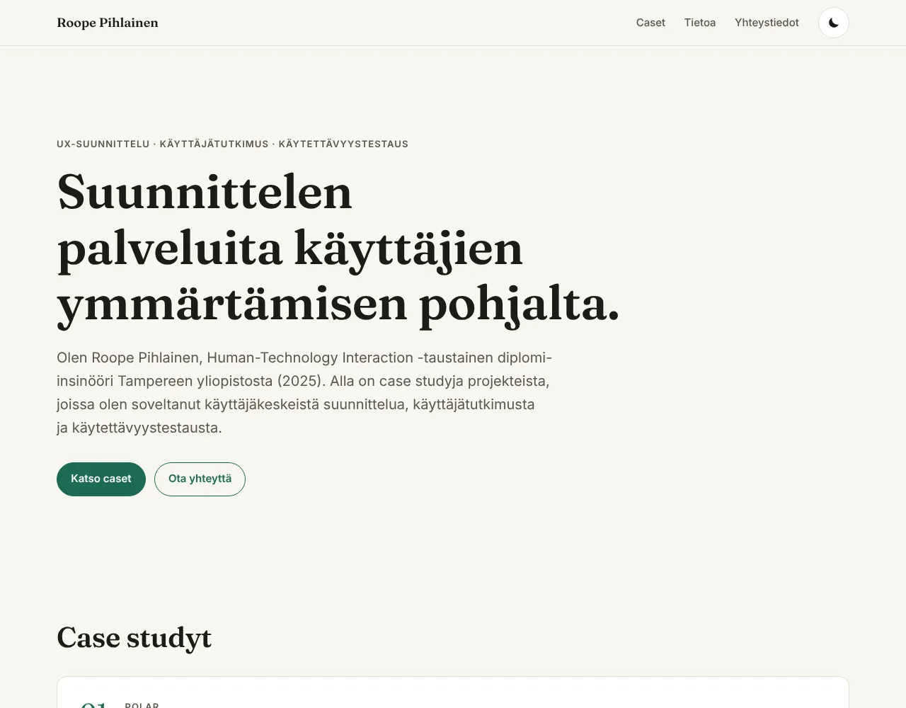 Sivuston ensimmäinen versio – vaalea, rauhallinen etusivu, jossa iso tekstiotsikko ja casejen lista pelkkinä tekstikortteina ilman kuvia.